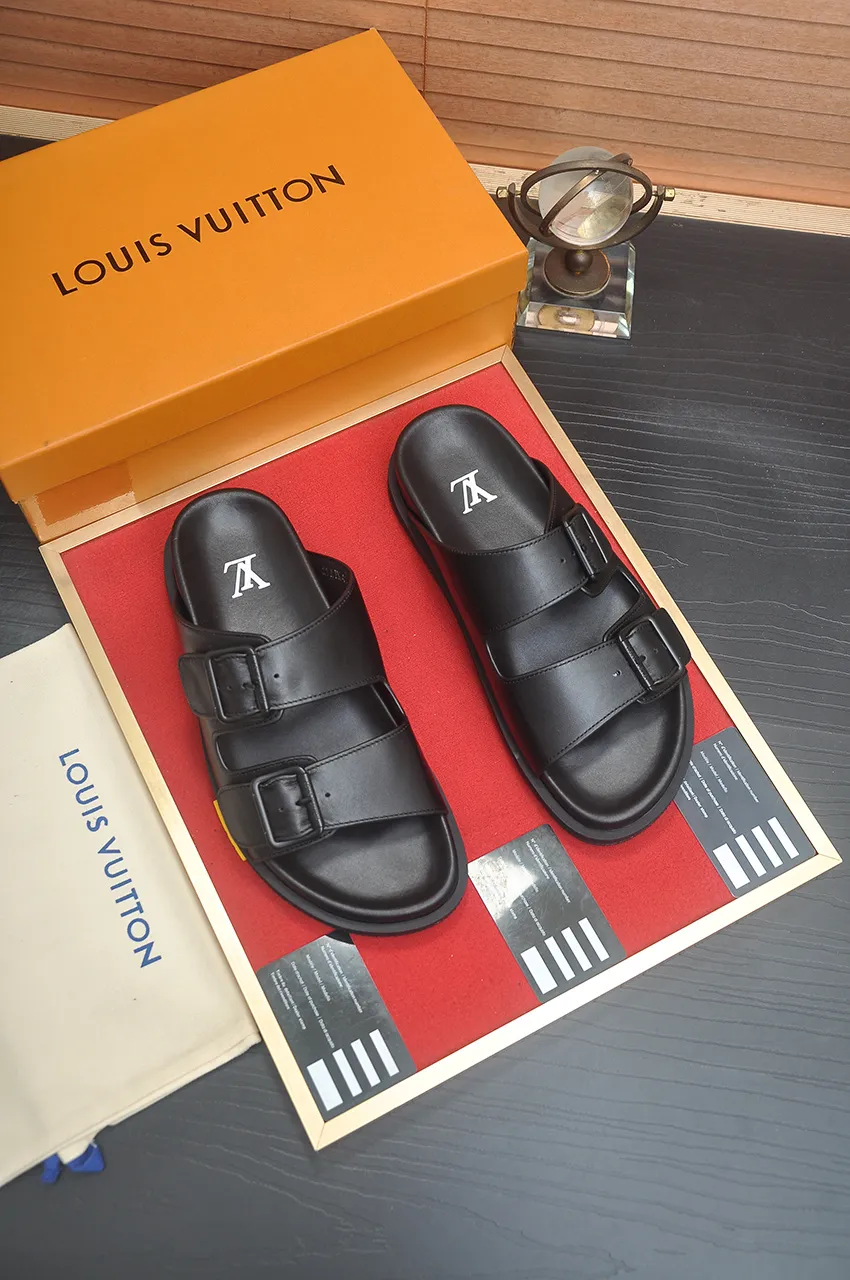 Men's shoes 💰400💶 [Louis Vuitton LV slippers] (high-end cowhide) counter 1:1 fashion style, a must-have for summer! The designer used LV’s iconic outsole. The original simple slippers instantly become fashionable! The upper is made of flexible special cowhide leather straps alternately, and the workmanship is exquisite! A must-have for stylish men in summer, size 38-45 (45 customized)
